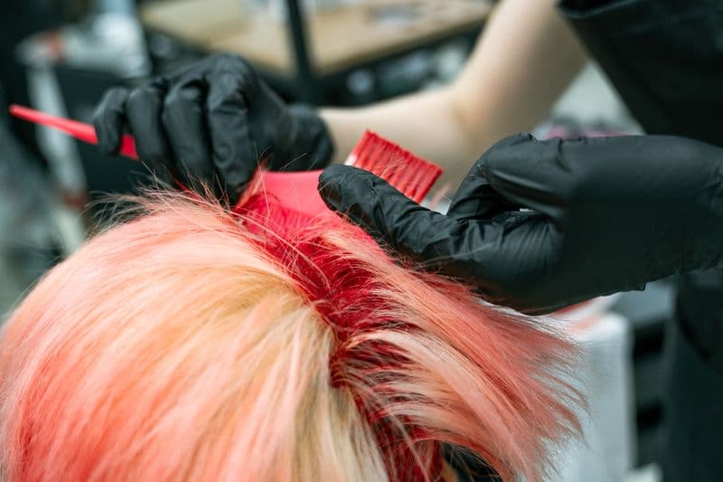 Aplicação de pigmento no cabelo em close-up